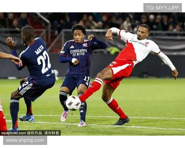 邓伯什与海牙荷兰杯赛发生严重球迷冲突 警方出动警犬控制局势